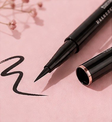 Pen Eyeliner on a pink background